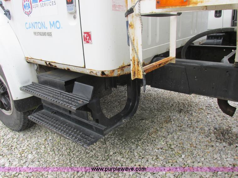 image for item L4099 1990 International 4700 fertilizer delivery truck