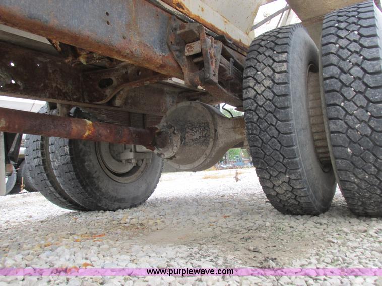 image for item L4099 1990 International 4700 fertilizer delivery truck