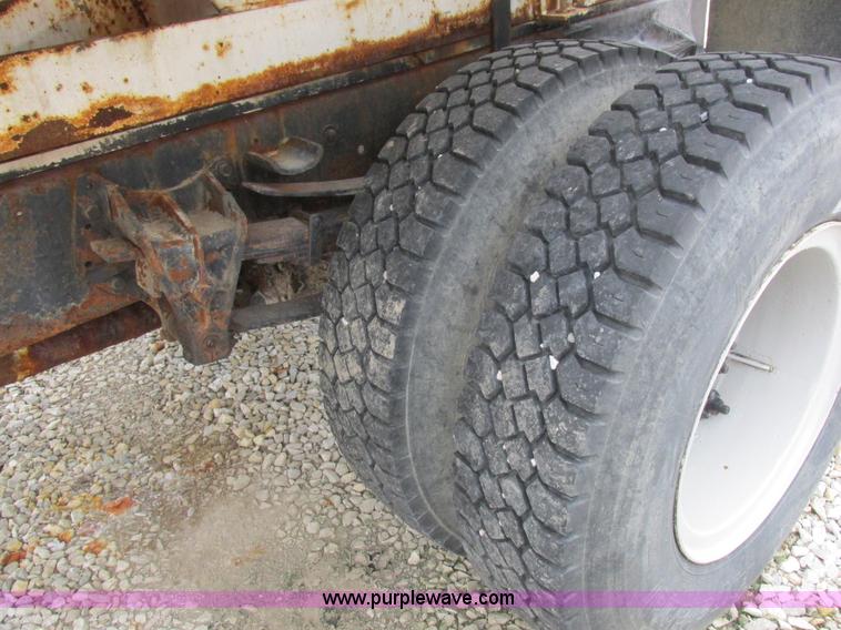 image for item L4099 1990 International 4700 fertilizer delivery truck