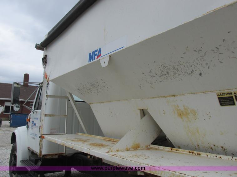 image for item L4099 1990 International 4700 fertilizer delivery truck