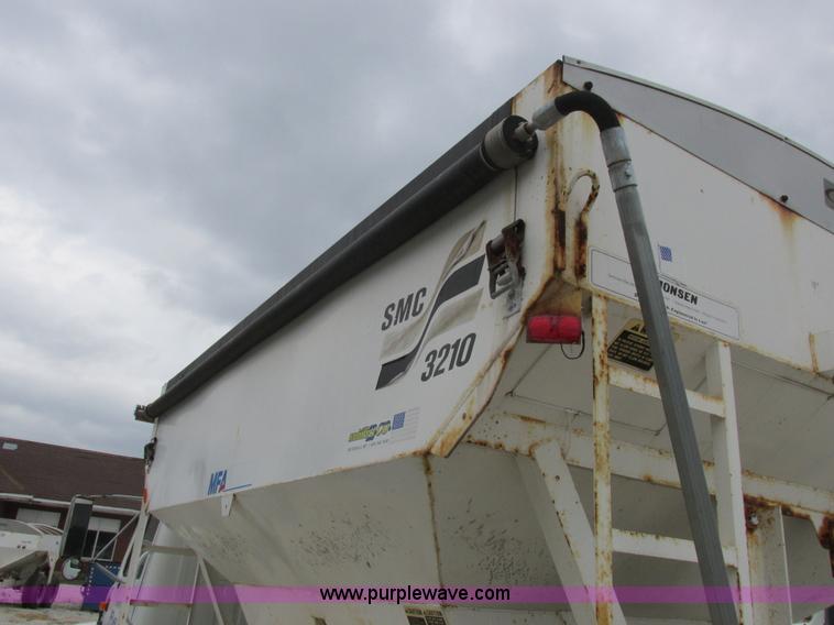 image for item L4099 1990 International 4700 fertilizer delivery truck