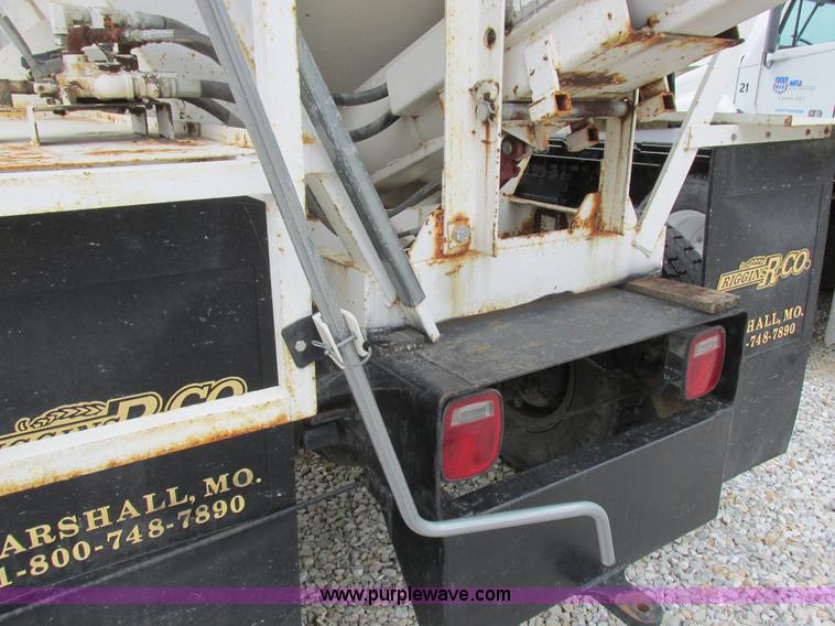 image for item L4099 1990 International 4700 fertilizer delivery truck