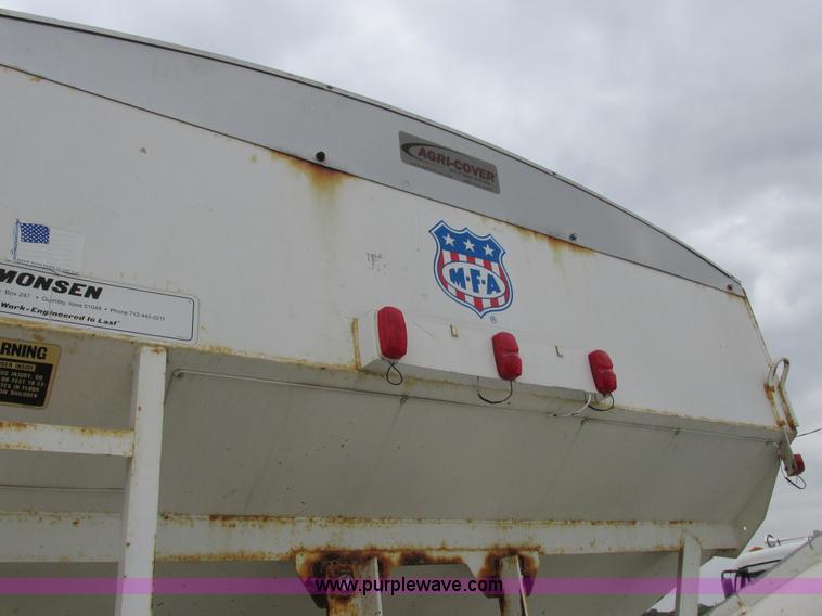 image for item L4099 1990 International 4700 fertilizer delivery truck