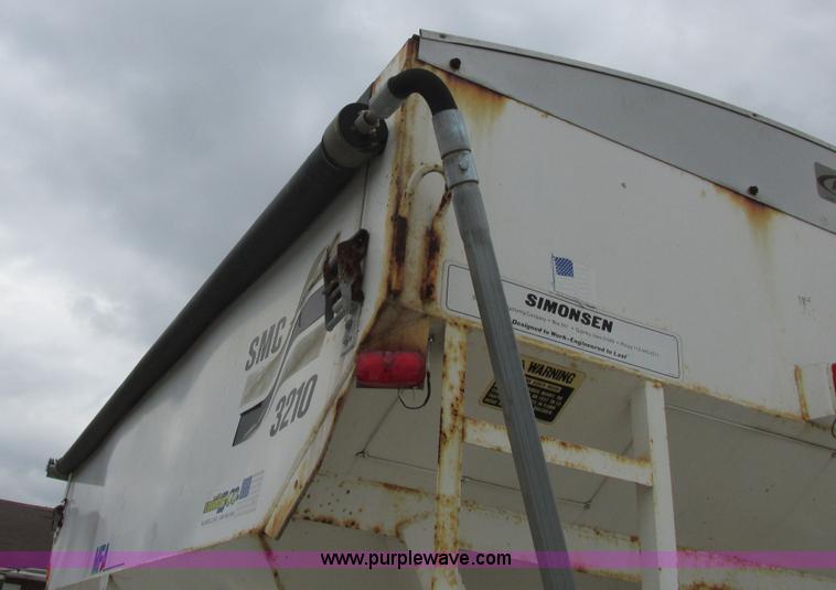 image for item L4099 1990 International 4700 fertilizer delivery truck