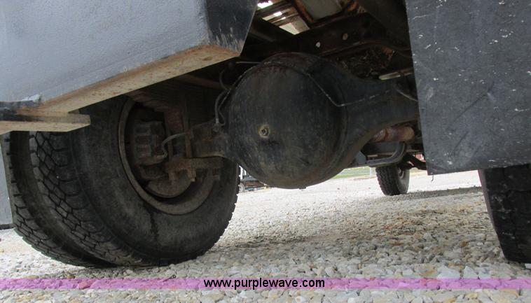 image for item L4099 1990 International 4700 fertilizer delivery truck