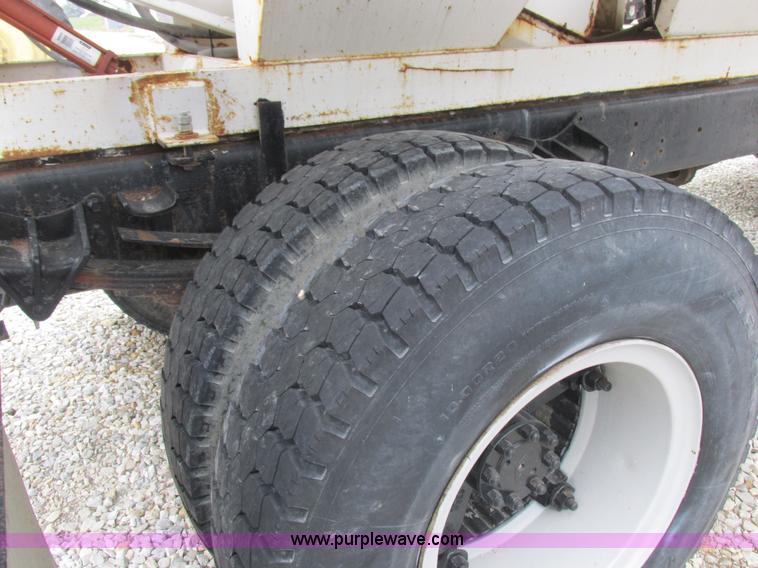 image for item L4099 1990 International 4700 fertilizer delivery truck