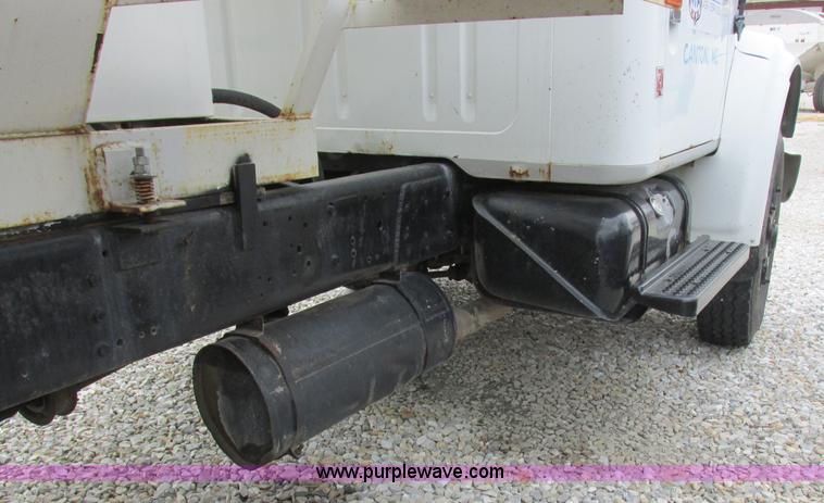 image for item L4099 1990 International 4700 fertilizer delivery truck