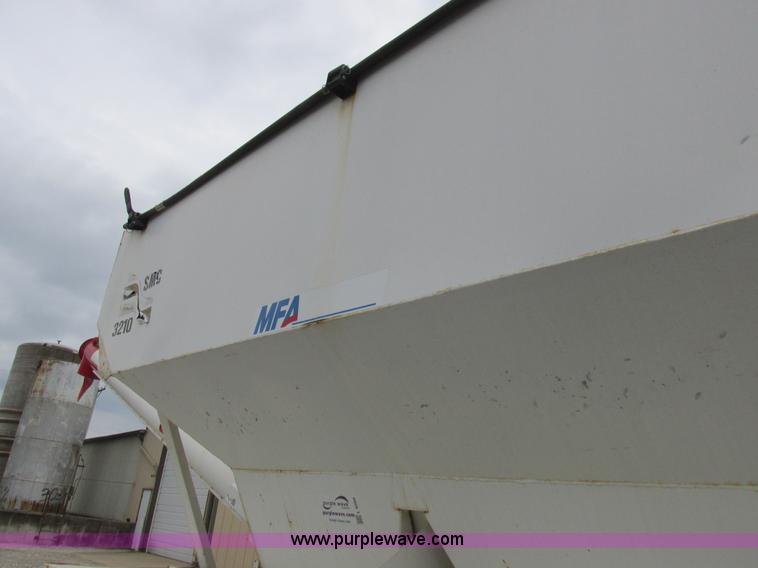 image for item L4099 1990 International 4700 fertilizer delivery truck