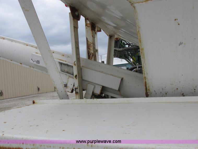 image for item L4099 1990 International 4700 fertilizer delivery truck