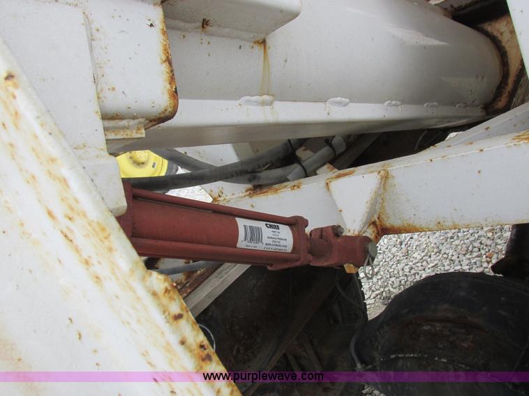 image for item L4099 1990 International 4700 fertilizer delivery truck