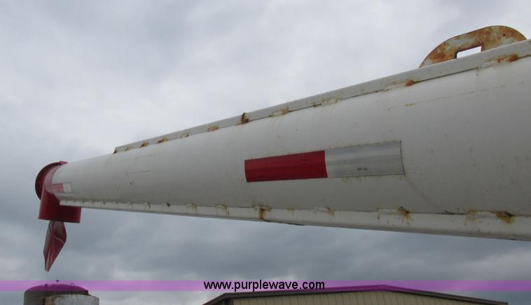 image for item L4099 1990 International 4700 fertilizer delivery truck