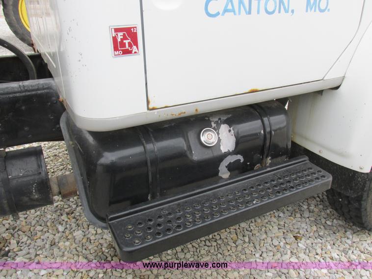 image for item L4099 1990 International 4700 fertilizer delivery truck