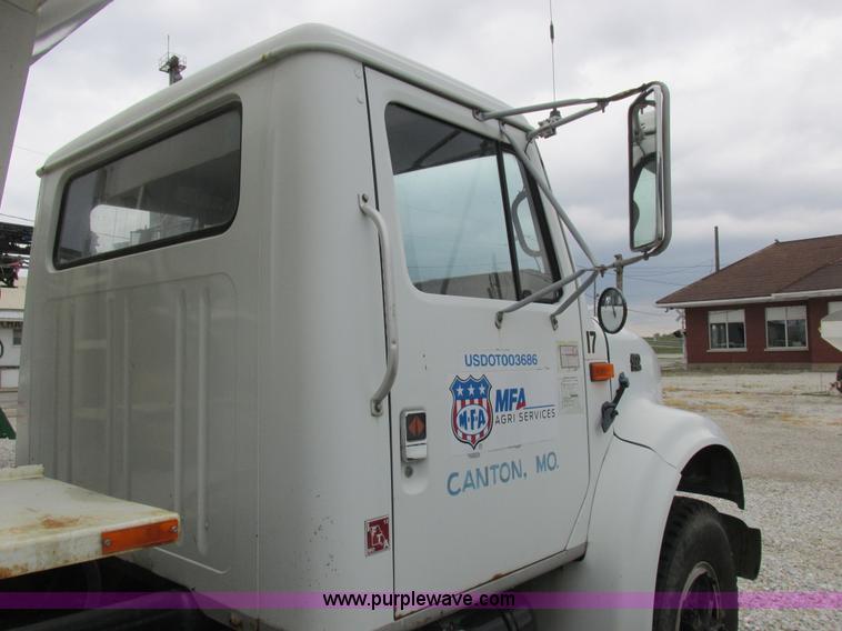 image for item L4099 1990 International 4700 fertilizer delivery truck