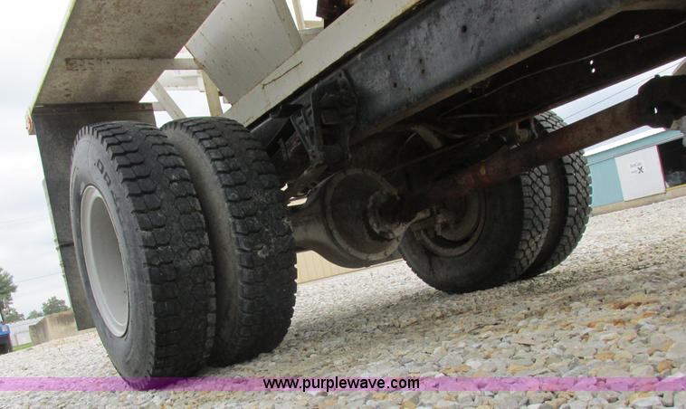 image for item L4099 1990 International 4700 fertilizer delivery truck