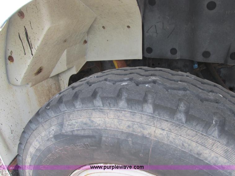 image for item L4099 1990 International 4700 fertilizer delivery truck