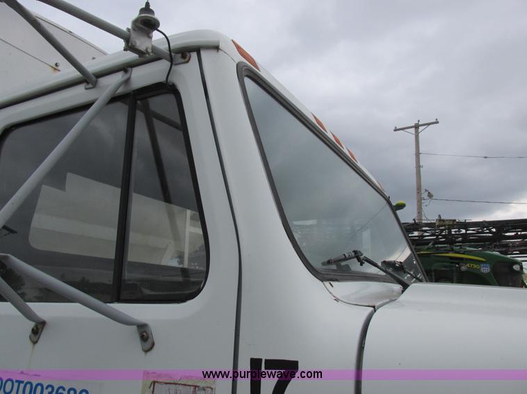 image for item L4099 1990 International 4700 fertilizer delivery truck