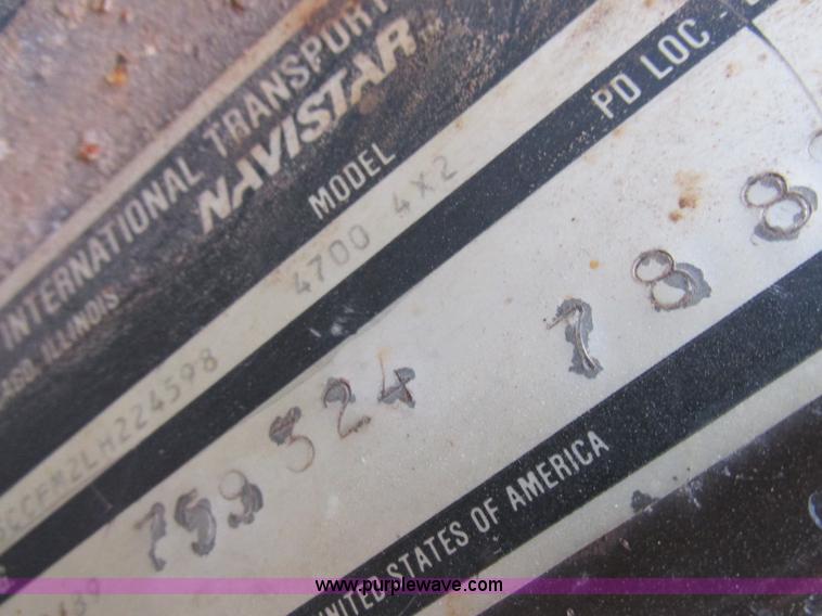 image for item L4099 1990 International 4700 fertilizer delivery truck