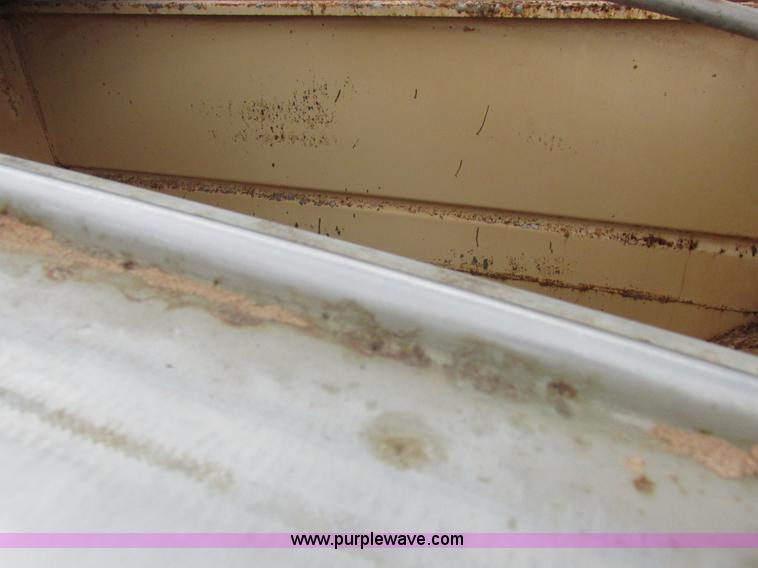 image for item L4099 1990 International 4700 fertilizer delivery truck