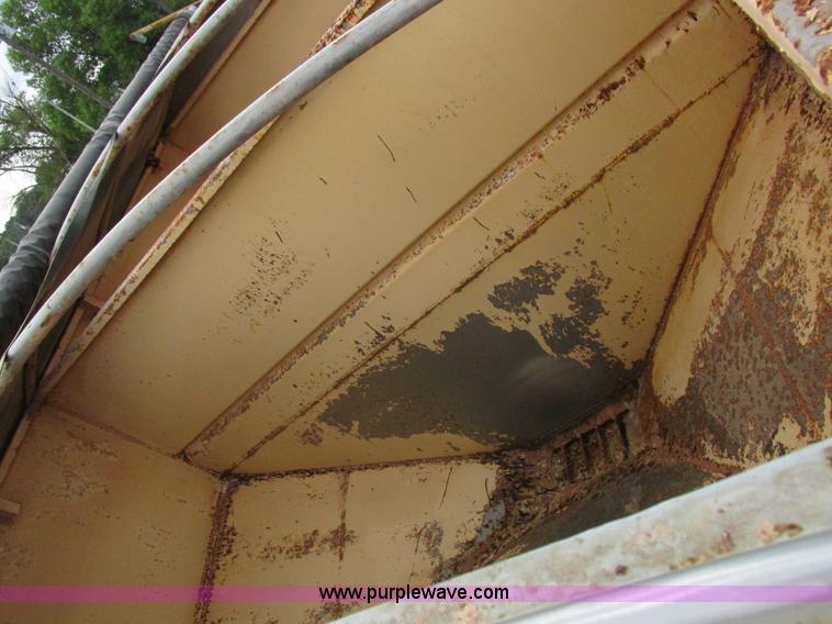 image for item L4099 1990 International 4700 fertilizer delivery truck