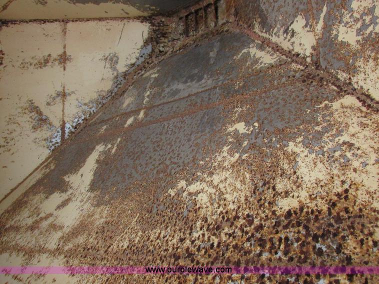 image for item L4099 1990 International 4700 fertilizer delivery truck