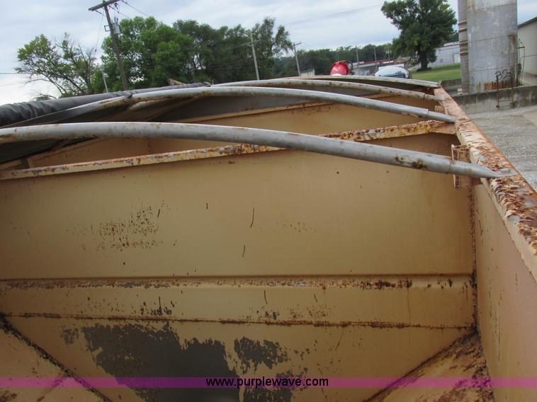 image for item L4099 1990 International 4700 fertilizer delivery truck