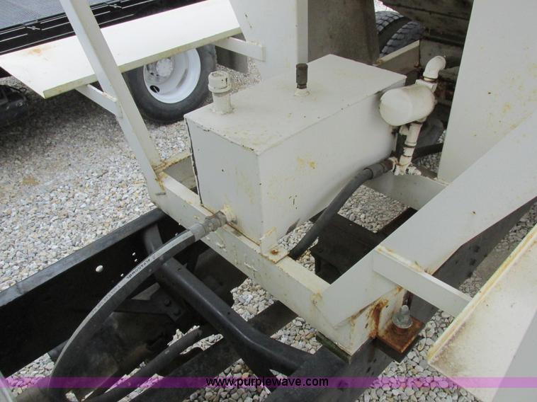 image for item L4099 1990 International 4700 fertilizer delivery truck