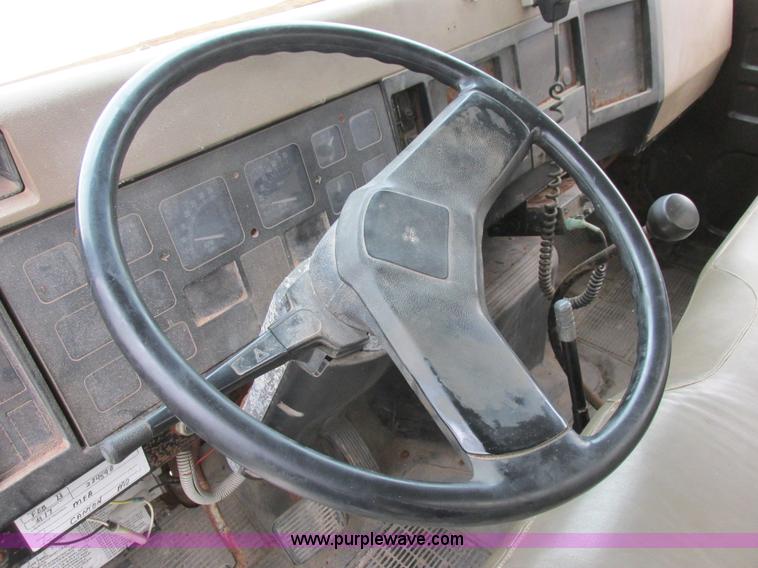 image for item L4099 1990 International 4700 fertilizer delivery truck