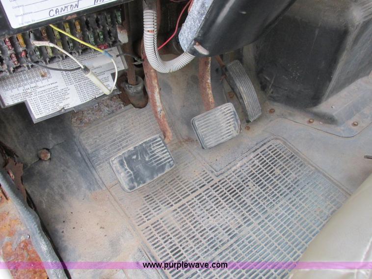 image for item L4099 1990 International 4700 fertilizer delivery truck