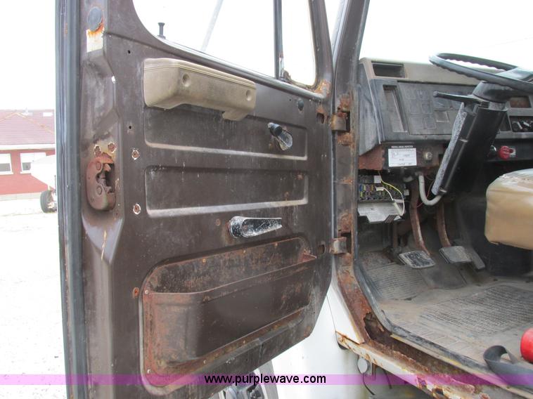 image for item L4099 1990 International 4700 fertilizer delivery truck