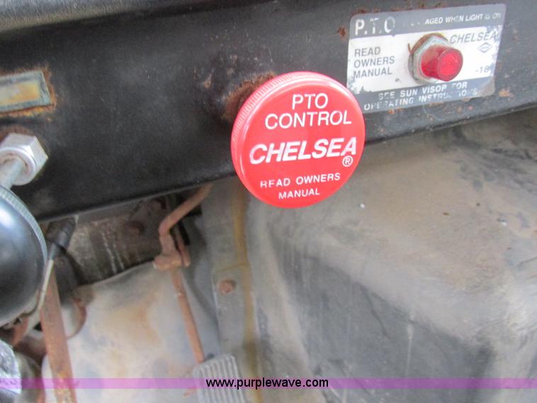 image for item L4099 1990 International 4700 fertilizer delivery truck