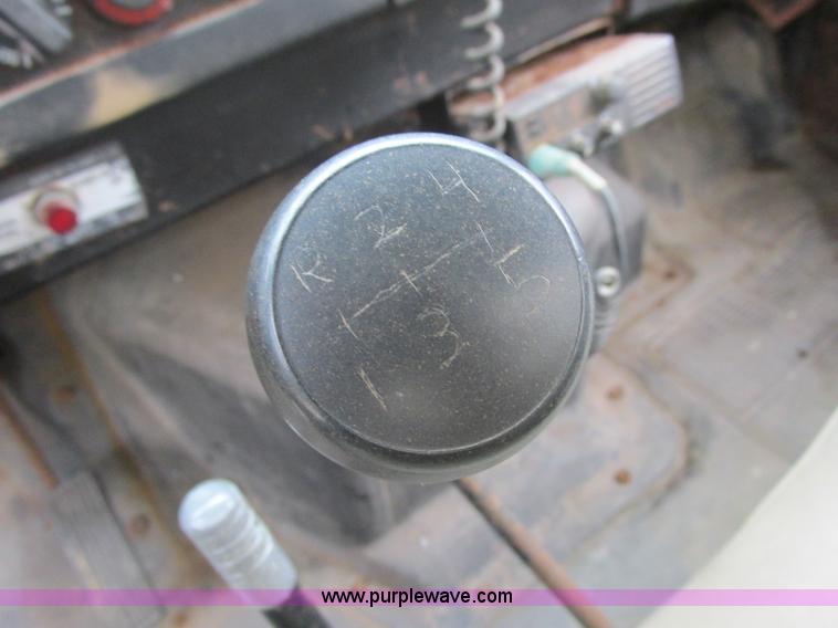 image for item L4099 1990 International 4700 fertilizer delivery truck