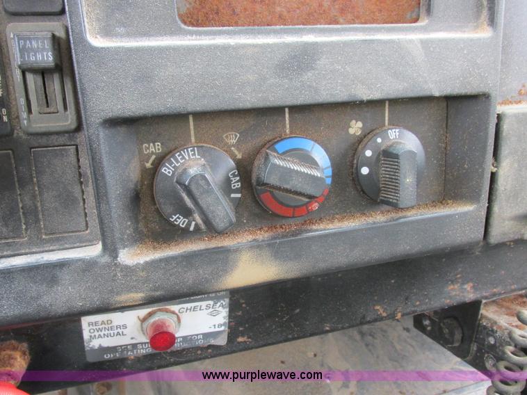 image for item L4099 1990 International 4700 fertilizer delivery truck