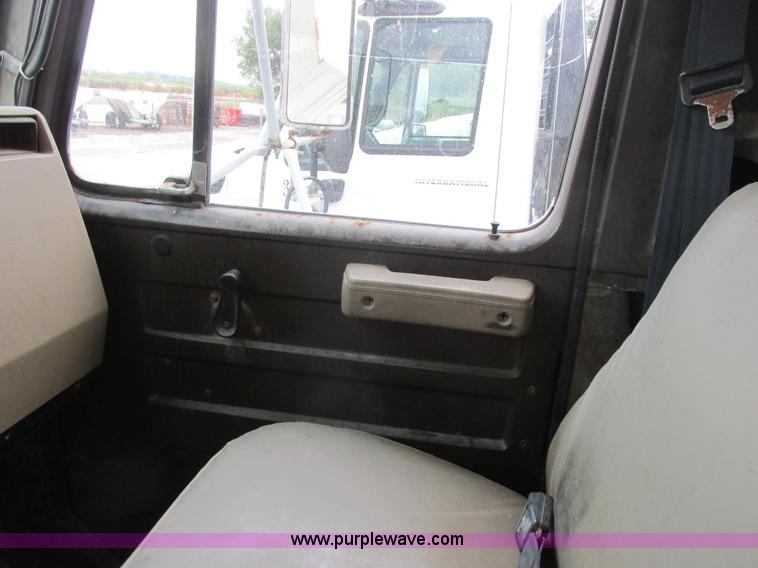 image for item L4099 1990 International 4700 fertilizer delivery truck