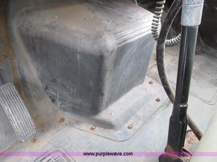 image for item L4099 1990 International 4700 fertilizer delivery truck