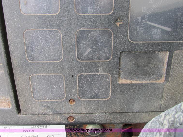 image for item L4099 1990 International 4700 fertilizer delivery truck