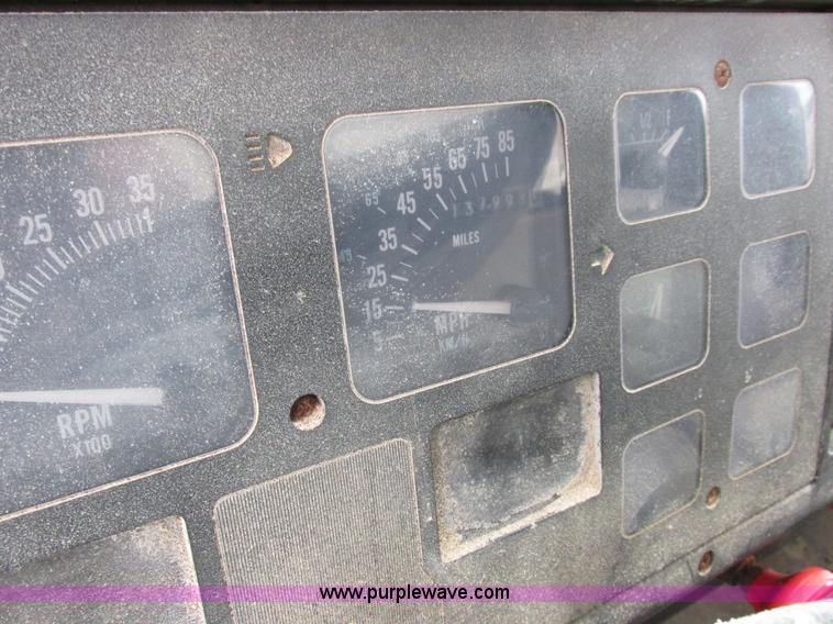 image for item L4099 1990 International 4700 fertilizer delivery truck