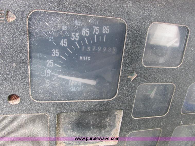 image for item L4099 1990 International 4700 fertilizer delivery truck