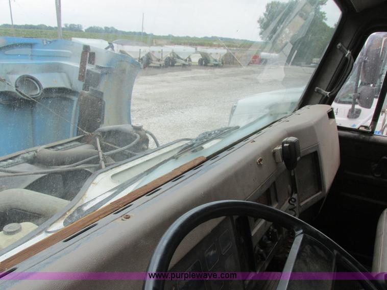 image for item L4099 1990 International 4700 fertilizer delivery truck