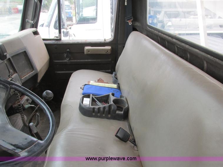 image for item L4099 1990 International 4700 fertilizer delivery truck