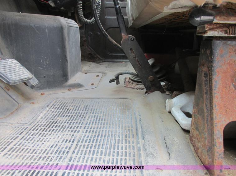 image for item L4099 1990 International 4700 fertilizer delivery truck