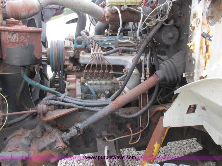 image for item L4099 1990 International 4700 fertilizer delivery truck