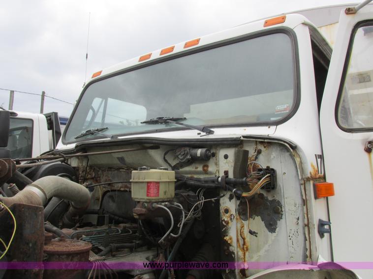 image for item L4099 1990 International 4700 fertilizer delivery truck