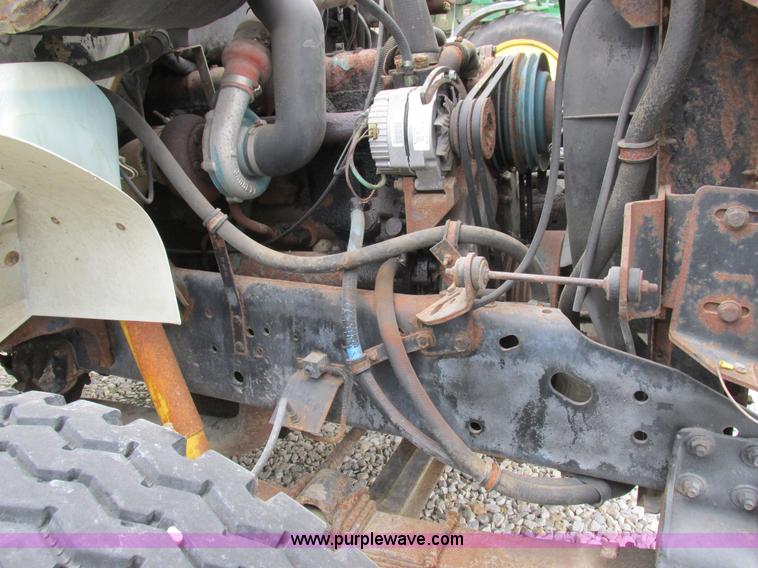 image for item L4099 1990 International 4700 fertilizer delivery truck