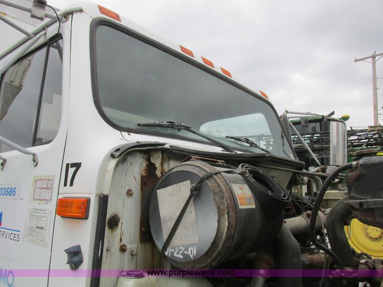 image for item L4099 1990 International 4700 fertilizer delivery truck