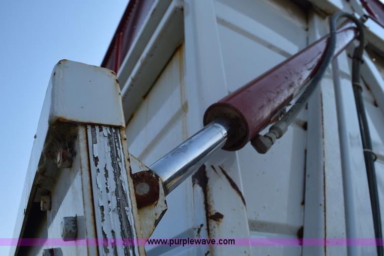 image for item L5812 2005 Hitchcock SD38 silage trailer