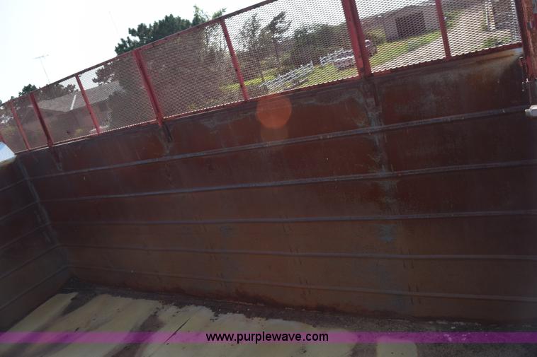 image for item L5812 2005 Hitchcock SD38 silage trailer