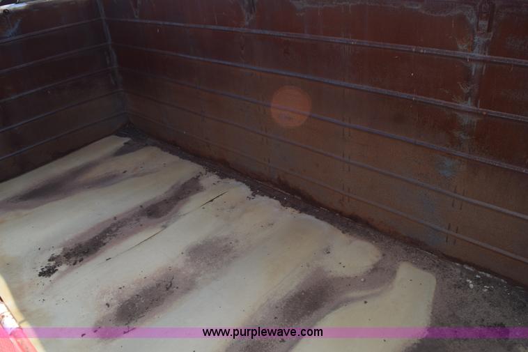 image for item L5812 2005 Hitchcock SD38 silage trailer