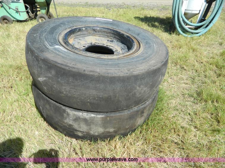 image for item BJ9015 (2) Comnactors tires