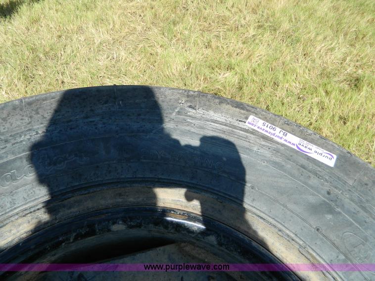 image for item BJ9015 (2) Comnactors tires