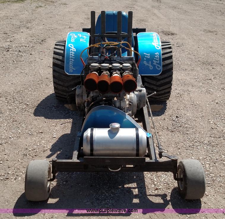 image for item D1686 Mini pulling tractor